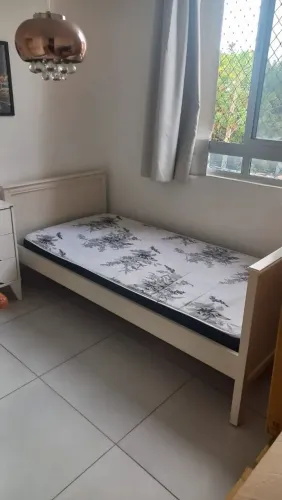 Vendo cama em madeira laqueada na cor branca com colchão novo