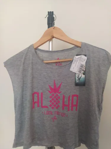 Cropped de abacaxi. Cor: cinza mescla. Está como G, porém veste M. Novo com etiqueta.