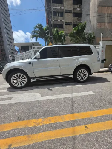 Mitsubishi Pajero HPE Full 3.2 4X4 T.i.dies. 5P AUT 2015