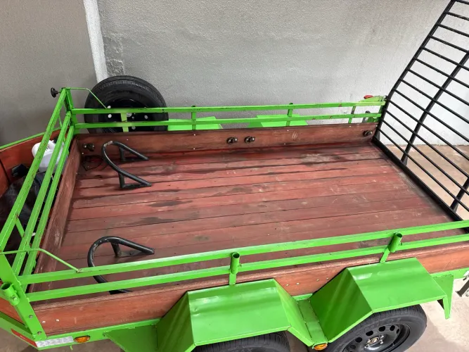 Carretinha 2 eixos com rampa NOVA!
