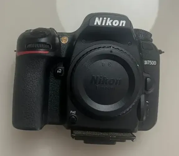 Vendo KIT COMPLETO (Camera NIKON D7500 + 2 lentes + case Pelican1510 + 2 baterias)