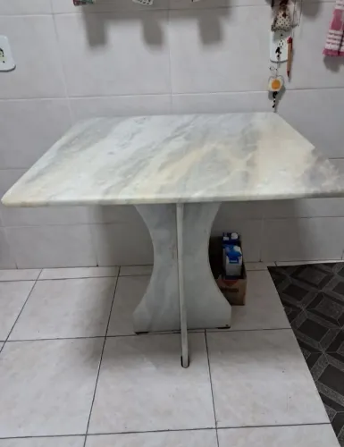 Vendo uma mesa de mármore pesado leia o anúncio