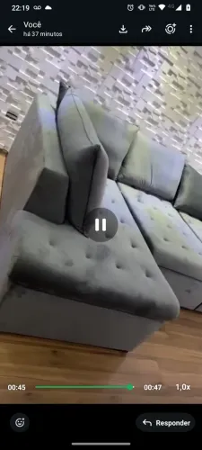 Sofá grande acomoda 5 pessoas deitadas.