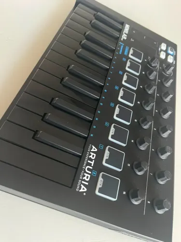 Arturia MiniLab MK2 25 - Edição Limitada Inverted/Black