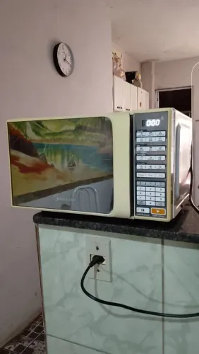 Vende-se micro-ondas Midea Liva (20 litros). Bem conservado. 200,00 R$