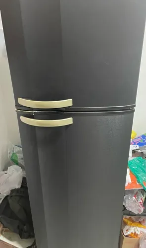 Geladeira Eletrolux envelopada preta 