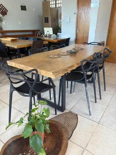 Mesa rústica com pés de ferro 