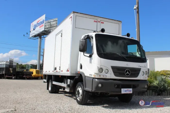 Mercedes Benz accelo 815 2018 com bau e plataforma hidraulica