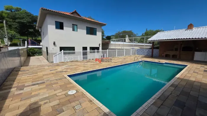 Casa com 4 quartos, quintal e piscina
