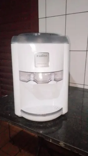 Bebedouro de água Latina