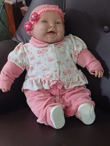 Boneca bebê realista com roupinha rosa 