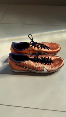 Chuteira Nike bronze