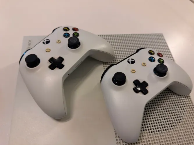 XBox One S - 1 TB + 2 Controles