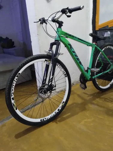 Bicicleta ? aro 29 mountain KRW Quadro verde com preto equipada com  Shimano 24 vmax