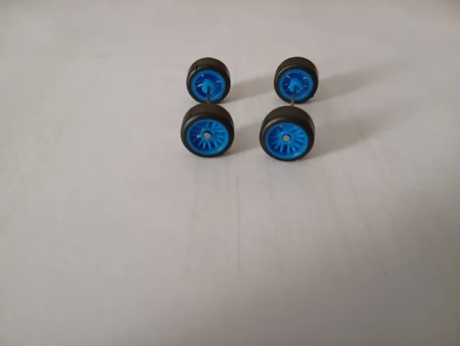 Conjunto de 4 rodas e eixo miniatura 1:64