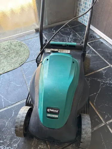 Cortador de Grama Elétrico Tekna LM320EBN, com potência de 1000W.
