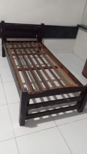 Cama bem conservada.