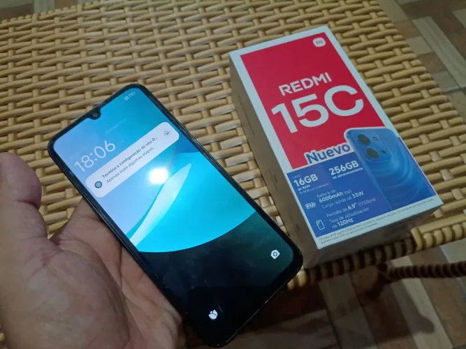 Celular semi novo na caixa com carregador e capinha