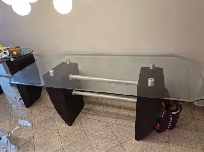Lindo conjunto de Mesa e aparador - mesa de 1,80 x 0,90 e aparador com 1,40 x 040-