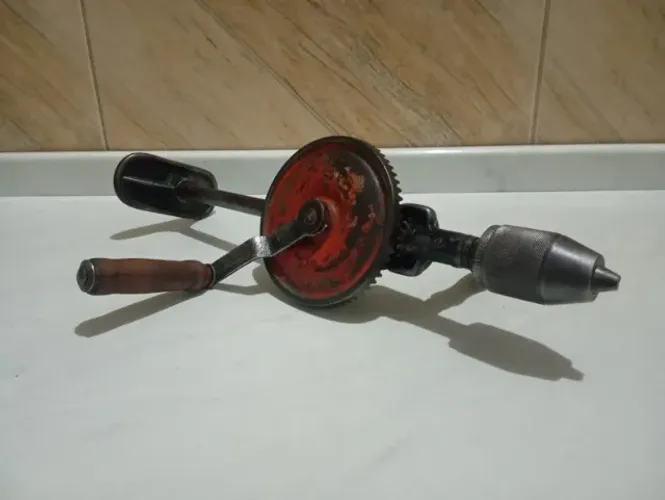 FuradeiraManual Provavel ALEMÃ DUAS VELOCIDADES BOM ESTADO FUNCIONANDO ferramenta antiga