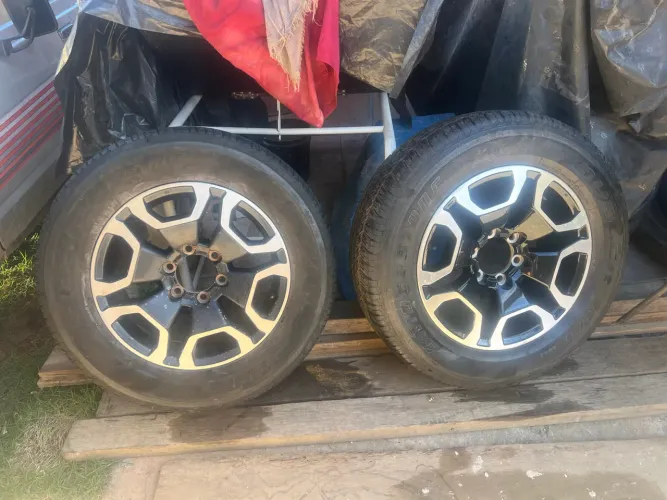 Vendo 2 rodas com pneu 265/60/18 original hilux 