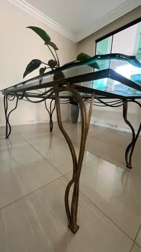 Mesa de vidro base ferro