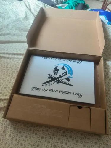 Notebook positivo com caixa e nota. Único dono