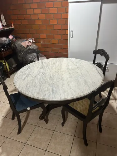 MESA DE MÁRMORE E CADEIRAS DE MADEIRA ANTIGOS 