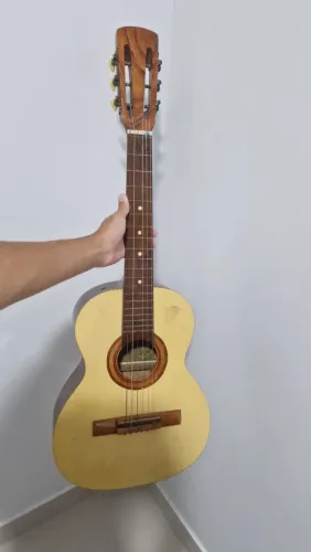 Violão em perfeito estado