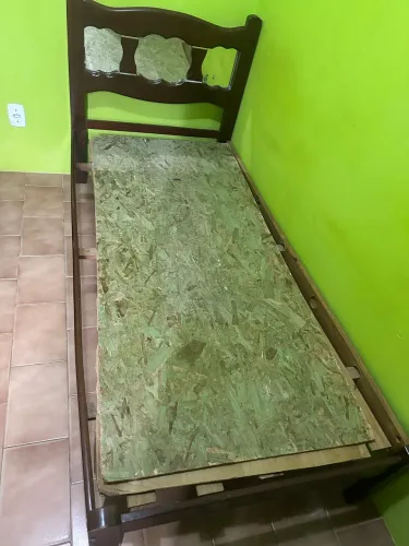 Cama solteiro em madeira 