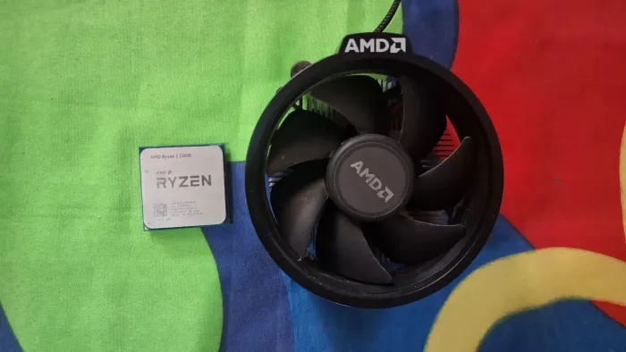 Cooler e processador Ryzen 3 2200g