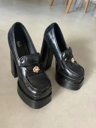 Sapato 37 estilo mocassim Versace 