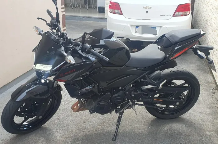 Kawasaki Z400 semi nova preta vermelha