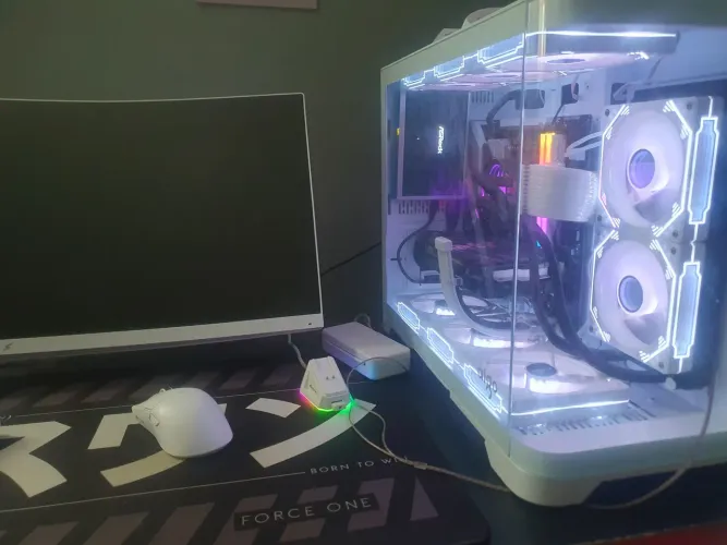 PC Gamer + monitor ultrawide + periféricos. Setup completo e pronto para uso.