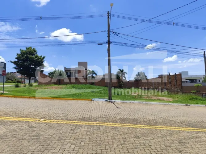 Terreno disponível para venda, no Condomínio Buona Vita, rua principal.