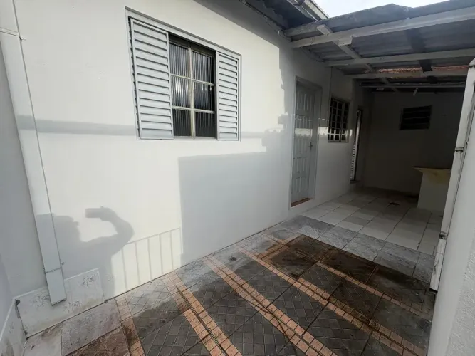 Casa térrea em local tranquilo com quintal individualizado. Ideal para 1 pessoa ou casal.
