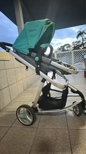 Carrinho de bebê e bebê conforto