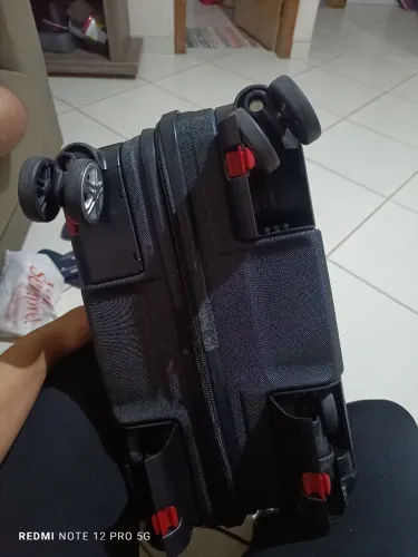 Mala Sestini 10kg em ótimo estado usada apenas uma vez, com lugar para quadrar as rodinhas