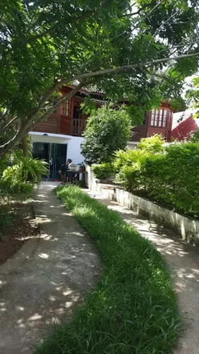 Casa de 3 qtos sendo um suite, mais anexo com salão, coz, lavabo idependente..