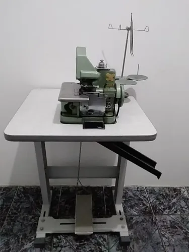 Máquina Overlock semi industrial (chinesinha)