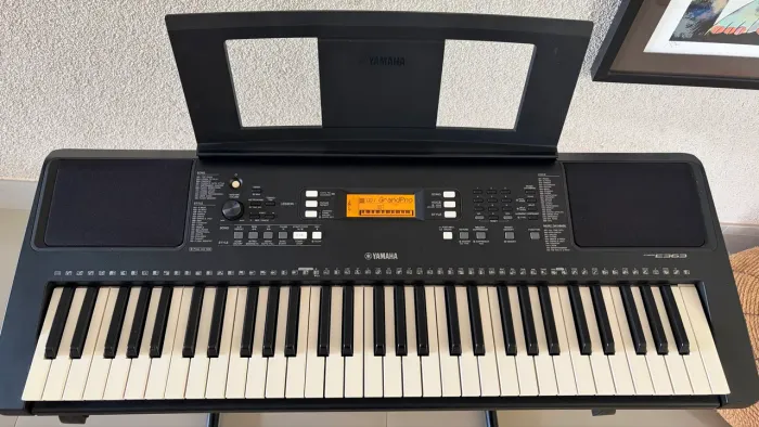 Teclado Musical Yamaha PSR E363 61 teclas preto