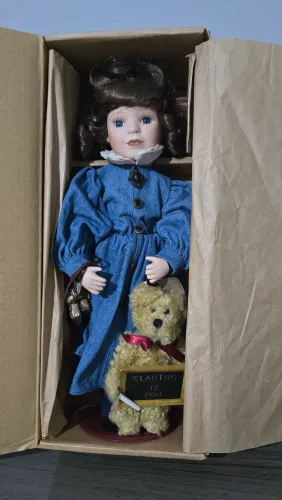 Boneca de Porcelana "Ms. Ashley... The Teacher" - Yesterday's Child 1998