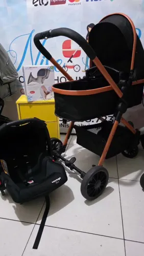 Carrinho de bebê e berço Moisés com bebê conforto