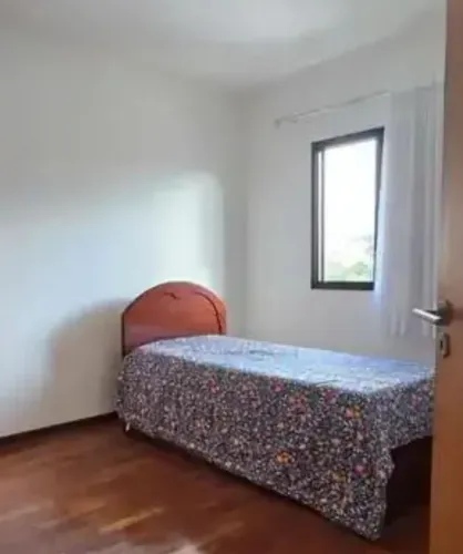 Cama de solteiro com cama auxiliar 3 gavetas madeira verniz