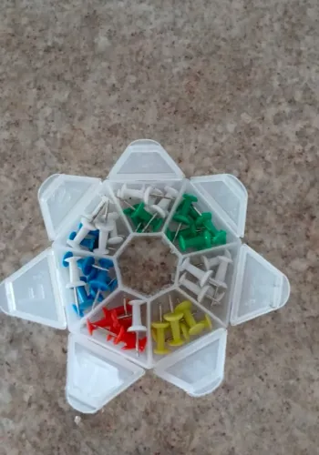 Estojo com 40 alfinetes coloridos para cortiça