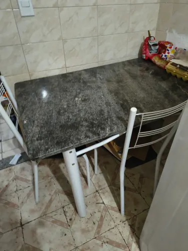 Mesa tampo de mármore e 4 cadeiras estofadas