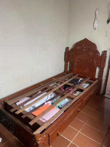 Cama de solteiro de Angelim