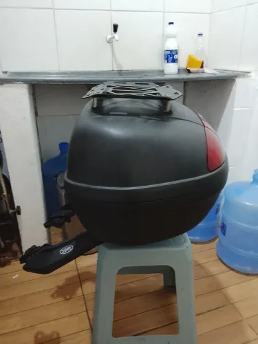 Vendo baú pra moto, já com suporte pra cb 300 Twister valor 350,00