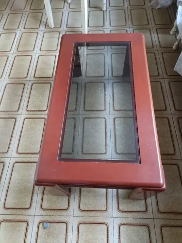 VENDO MESINHA PARA SALA COM VIDRO FUMÊ EM PERFEITO ...COR AVERMELHADO... Excelente estado.