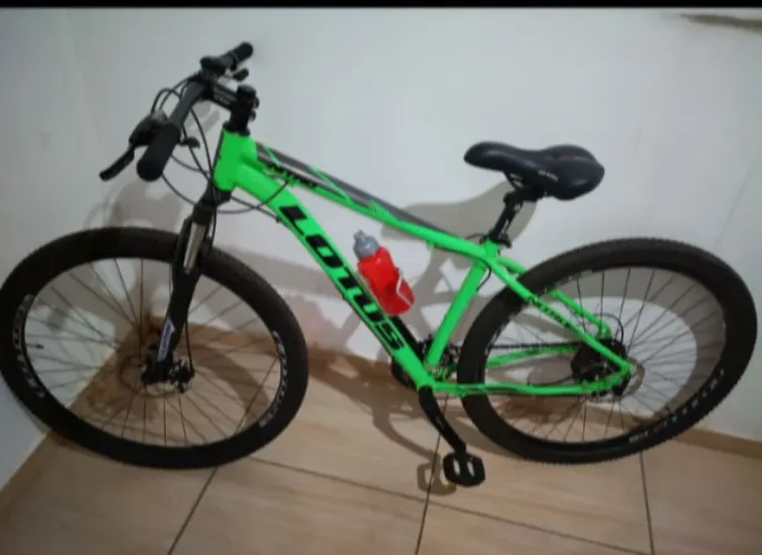 Bike lótus aro 29, câmbio Shimano, freios a disco, piscas dianteiro e traseiro